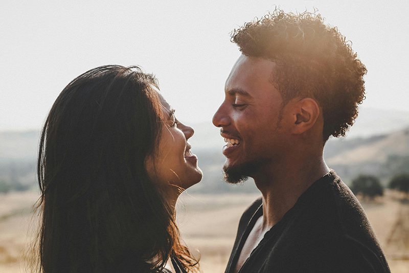 casal-se-conhecendo-unsplash