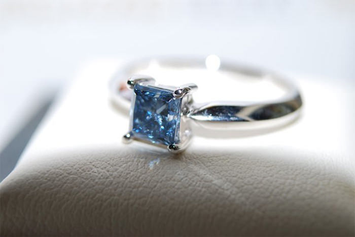 07-anel-diamante-azul-cinzas