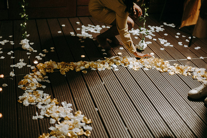 pedido-casamento-decoracao-petalas-unsplash