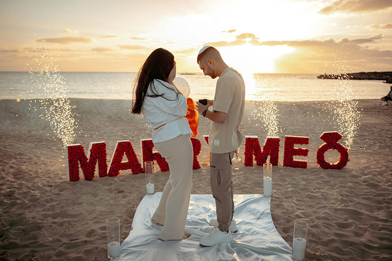 pedido-casamento-decoracao-praia-letreiro-2-unsplash