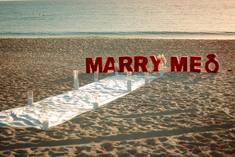 pedido-casamento-decoracao-praia-letreiro-unsplash