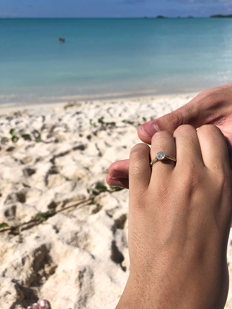 04-pedido-de-casamento-na-praia-com-anel-de-diamantes