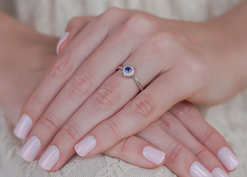 01 anel-noivado-florence-branco-safira