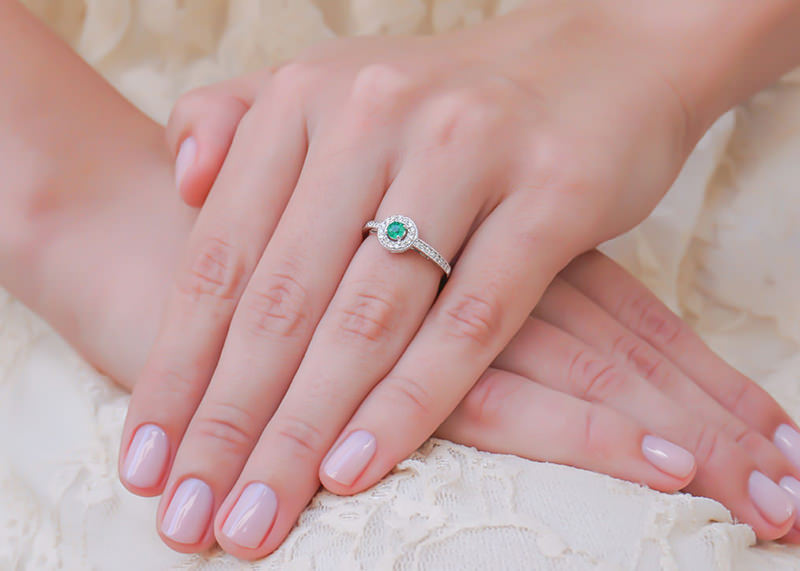 08 anel-noivado-oui-branco-esmeralda (1280x720)