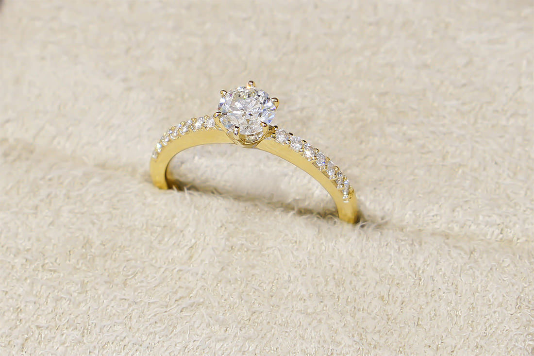 anel-solitaire-amarelo-diamantes-b