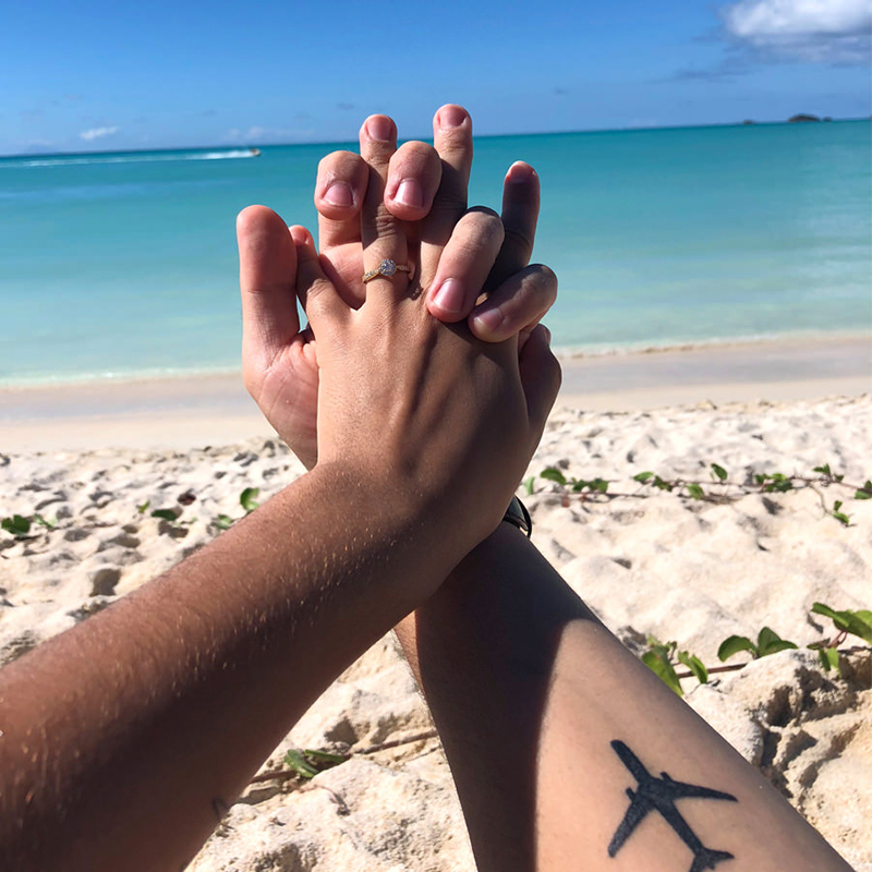 pedido-de-casamento-na-praia-com-anel-solitário