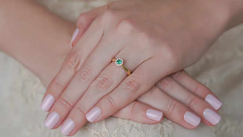 2-anel-de-esmeralda-simples-e-elegante