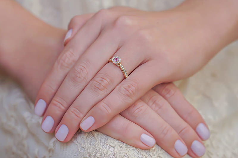 4-anel-de-noivado-classico-ouro-amarelo-e-safira-rosa