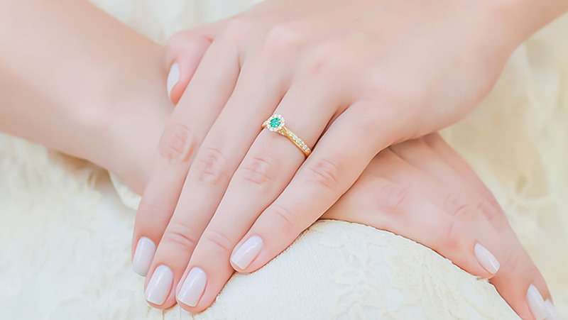 8-anel-de-diamantes-com-esmeralda