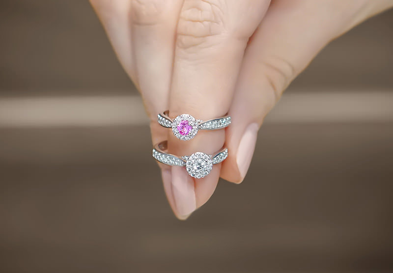anel-de-diamantes-e-anel-com-safira-rosa