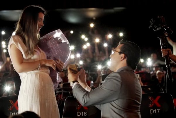 Poesie-Pedido-de-casamento-no-cinema-vídeo-inspirado-no-Aladdin