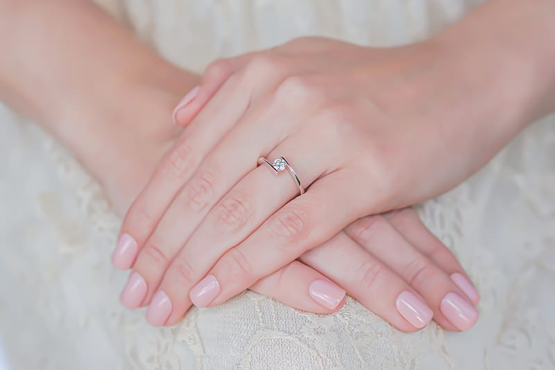 anel-de-noivado-minimalista-ouro-branco