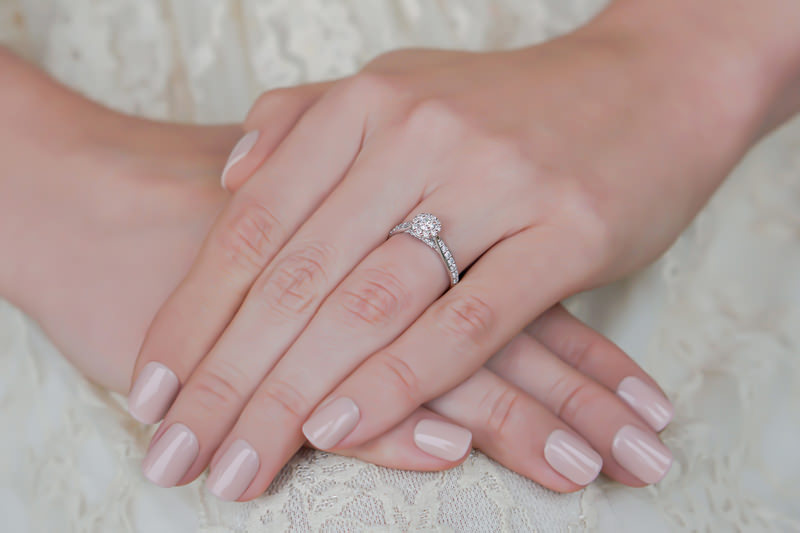 anel-de-noivado-ouro-branco-de-diamantes