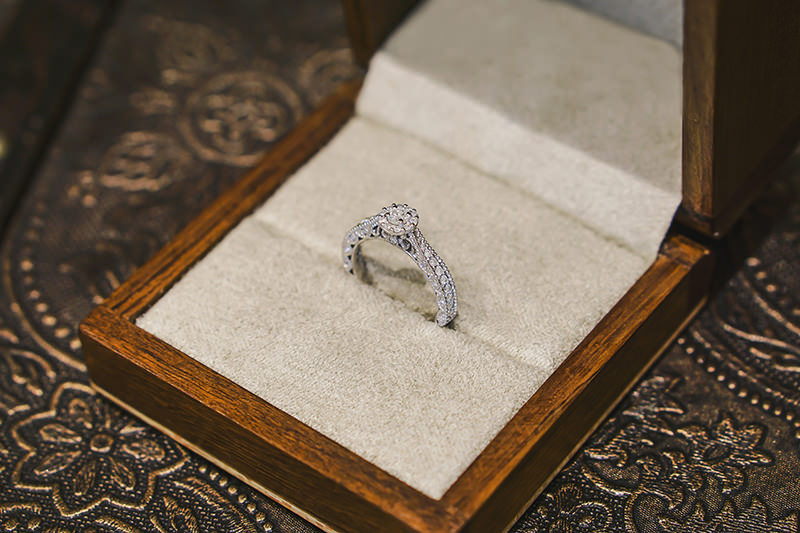 anel-de-noivado-em-ouro-branco-e-diamantes