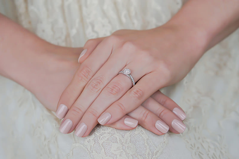 anel-de-noivado-ouro-branco-e-diamantes