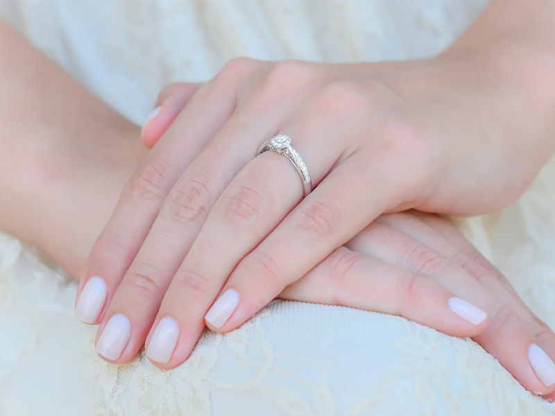 anel-de-noivado-ouro-branco-estilo-romantico