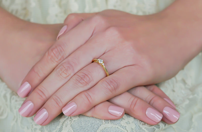 anel-de-noivado-ouro-amarelo-pedido-de-casamento
