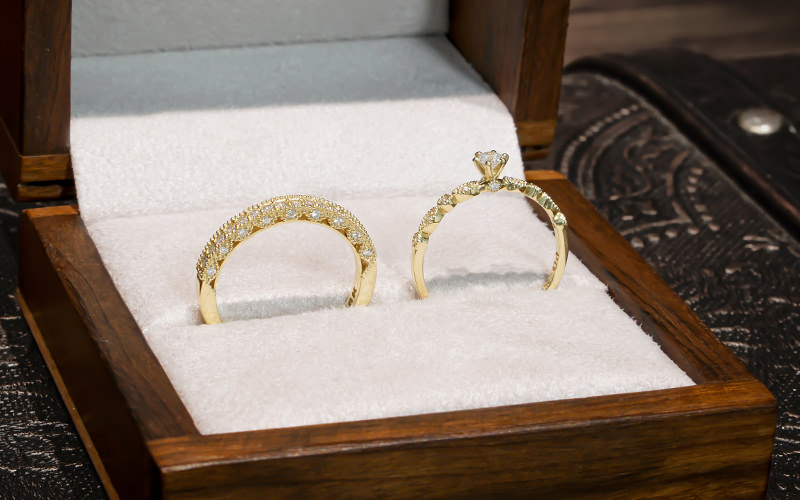 capa-anel-fino-ouro-18k-anel-de-noivado-e-alianca