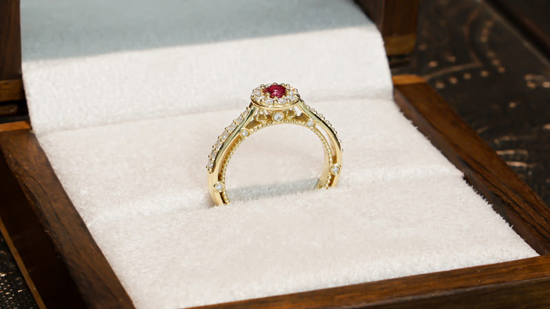 anel-de-direito-com-simbolo-rubi-e-diamantes