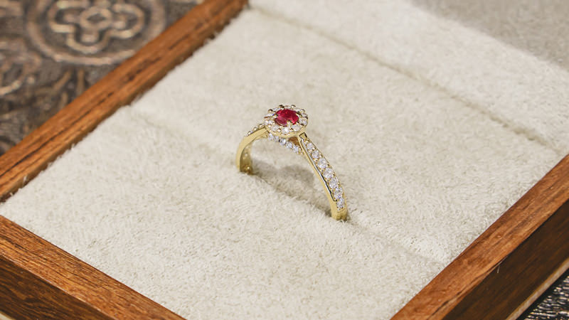 anel-elegante-direito-diamante-e-rubi