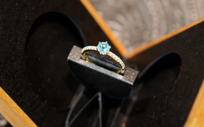 anel-solitario-tradicional-com-pedra-azul