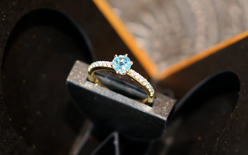 anel-de-noivado-solitario-com-pedra-azul-topazio-swiss