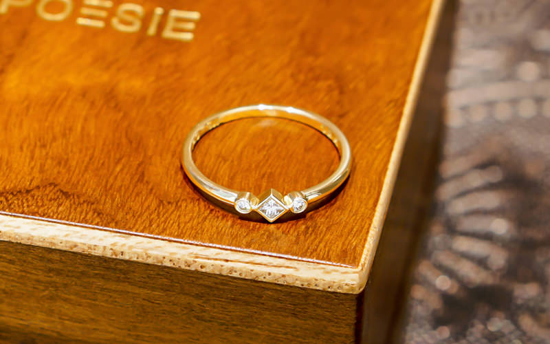 anel-minimalista-com-aro-fino-e-diamantes