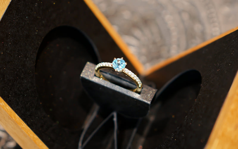 anel-de-noivado-com-topázio-azul