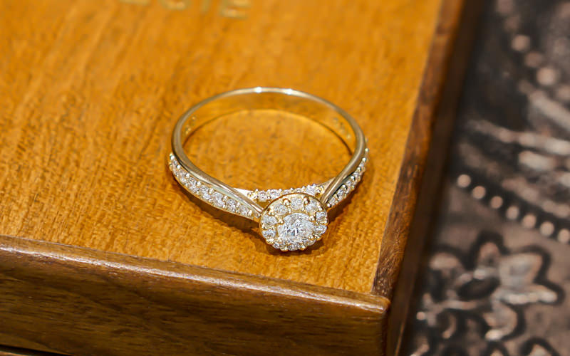 anel-de-noivado-ouro-amarelo-18k-e-diamantes
