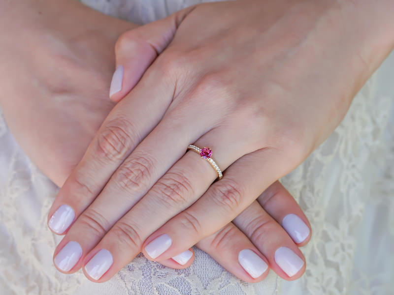 anel-de-noivado-solitario-com-diamantes-e-turmalina-rosa