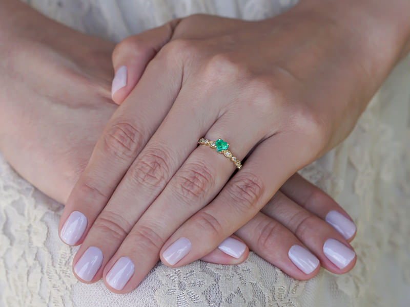 anel-delicado-esmeralda-coracao
