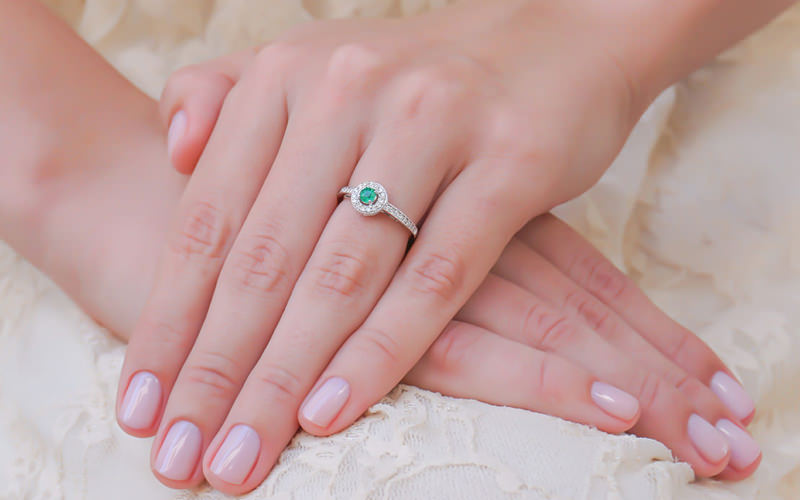 anel-de-noivado-ouro-branco-diamantes-e-esmeralda