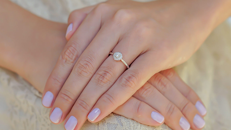 anel-de-noivado-ouro-branco-18k-e-diamantes-naturais