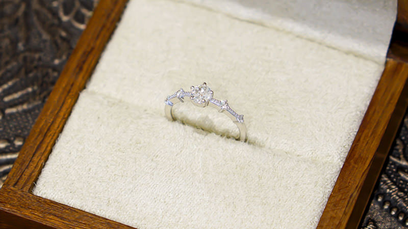 anel-delicado-ouro-branco-e-diamantes-naturais