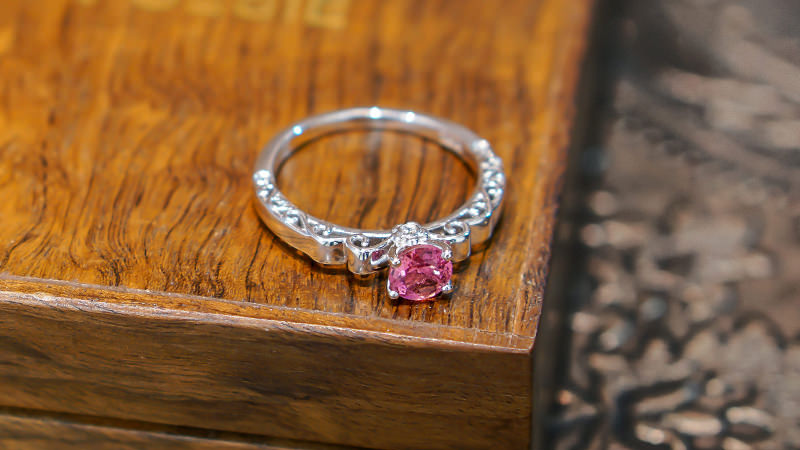 anel-de-noivado-com-pedra-rosa