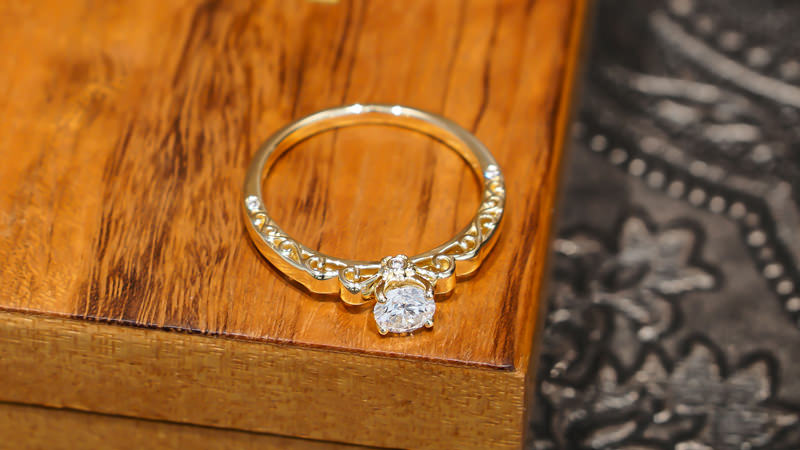 anel-de-noivado-ouro-18k-e-diamante-natural