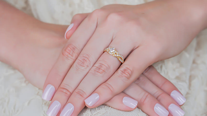 anel-de-noivado-elegante-ouro18k-e-diamantes