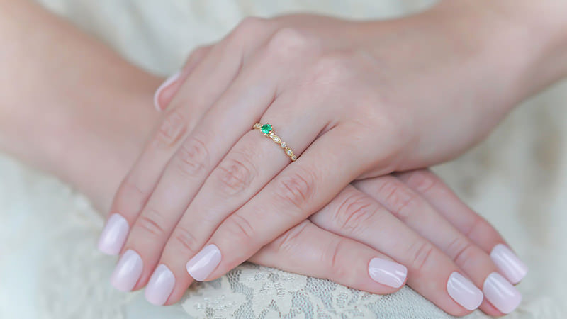 anel-solitario-delicado-bodas-de-esmeralda