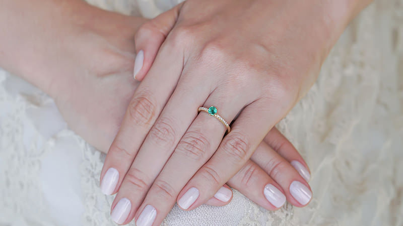 anel-solitario-tradicional-com-esmeralda
