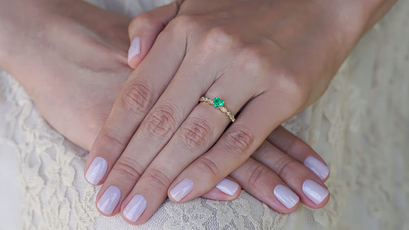 joia-para-bodas-de-esmeralda-anel-ouro-18k-e-pedras-naturais