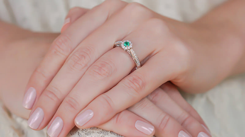 anel-de-medicina-feminino-sofisticado-diamantes-e-esmeralda
