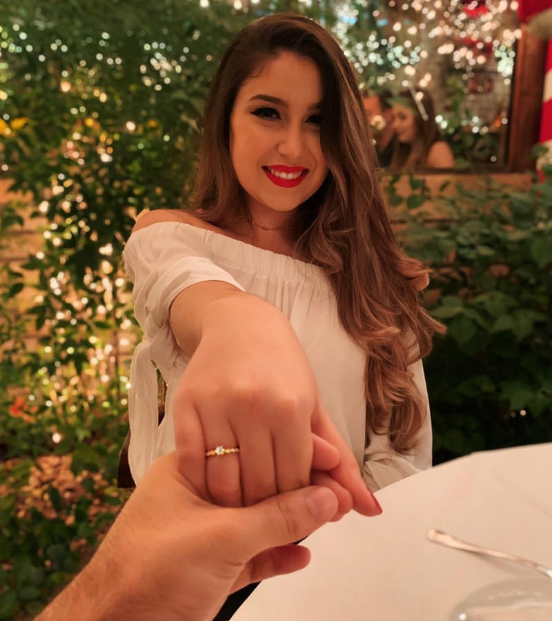 pedido-de-casamento-com-anel-de-noivado-durante-jantar-romantico