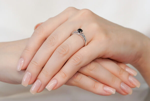 anel-de-noivado-ouro-branco-caveira-diamante-negro