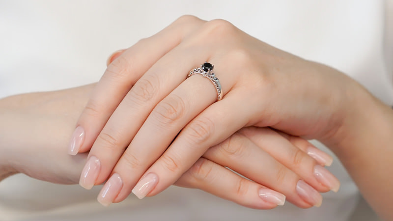 anel-de-noivado-ouro-branco-caveira-diamante-negro