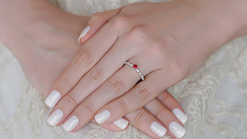 anel-delicado-para-bodas-de-rubi
