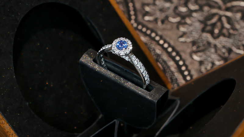 anel-safira-natural-e-diamantes