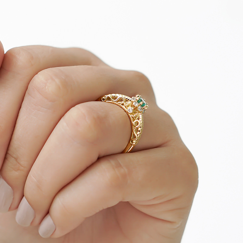 anel-formatura-nutricao-vita-mao-zoom-crop