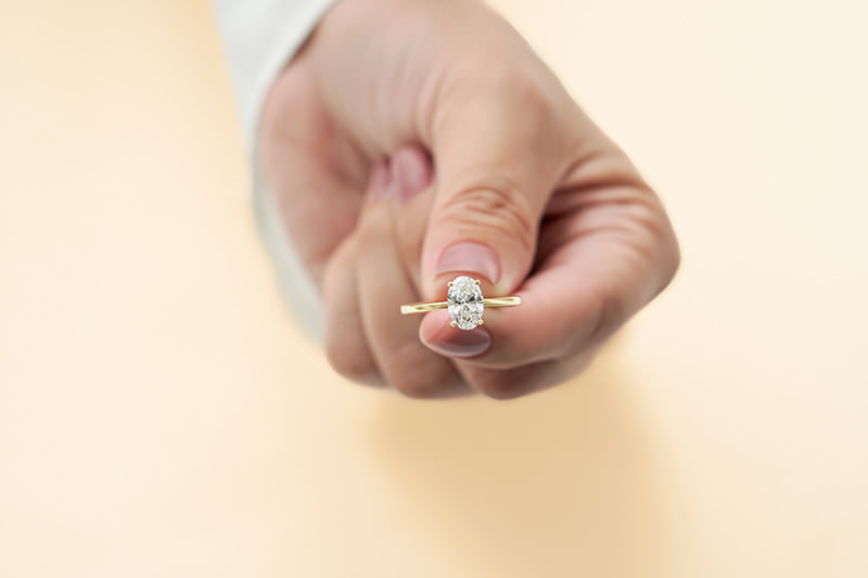 anel-noivado-aura-ii-mao-zoom